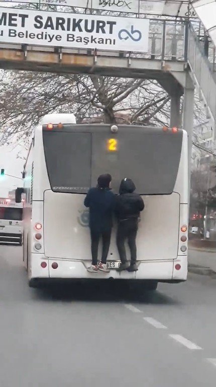 Otobüse Tırmanan Magandaların Tehlikeli Yolculuğu Kameraya Yansıdı