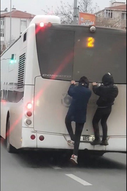 Otobüse Tırmanan Magandaların Tehlikeli Yolculuğu Kameraya Yansıdı