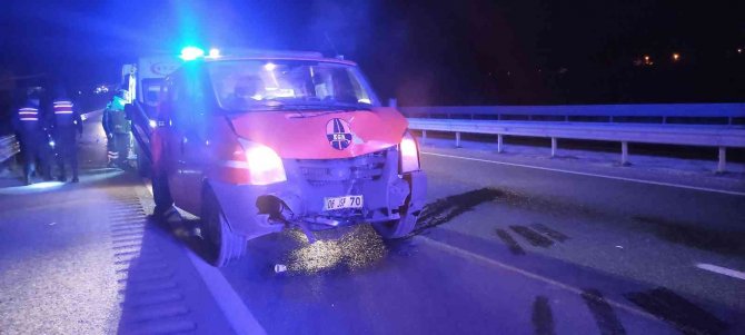 Yolda Kalan Sürücüye Yardım Etmek İçin Duran Karayolları Ekibinin Aracına Tır Çarptı: 3 Yaralı