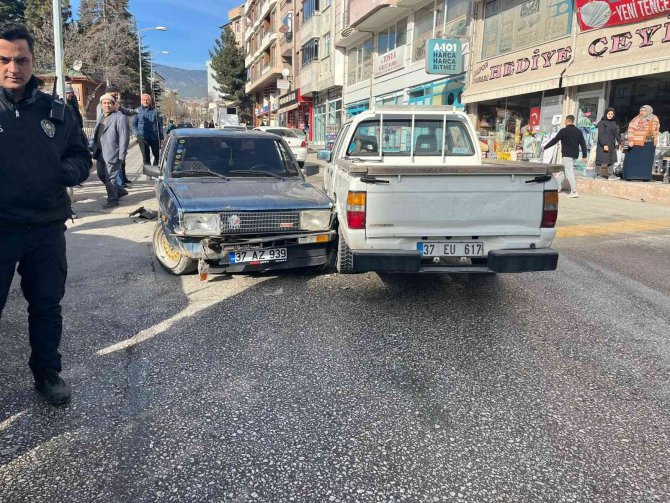 Kavşakta Çarpışan Kamyonet İle Otomobil Park Halindeki Araçlara Çarptı