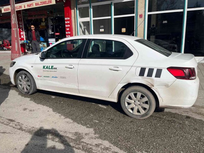 Kavşakta Çarpışan Kamyonet İle Otomobil Park Halindeki Araçlara Çarptı