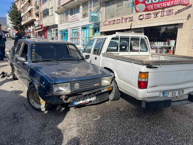 Kavşakta Çarpışan Kamyonet İle Otomobil Park Halindeki Araçlara Çarptı