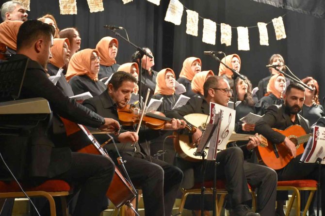 Eğitimlerini Tamamlayan Türk Sanat Müziği Korosu Kursiyerleri Kulakarın Pasını Sildi