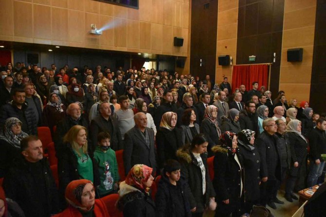 Eğitimlerini Tamamlayan Türk Sanat Müziği Korosu Kursiyerleri Kulakarın Pasını Sildi