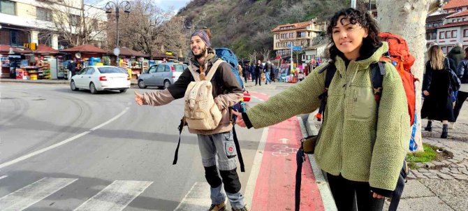 Türk Çift, El İşi Bileklik Satarak 25 Günde 3 Ülke Gezdi