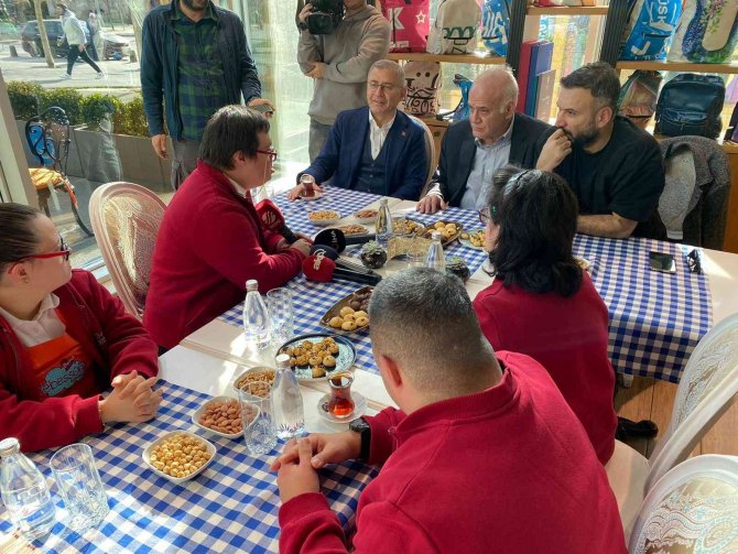 Üsküdar Tebessüm Kahvesi’ndeki Down Sendromlu Gençlerden Cumhurbaşkanı Erdoğan Ve Ronaldo’ya Davet