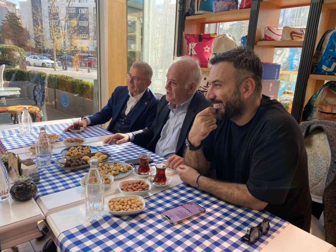 Üsküdar Tebessüm Kahvesi’ndeki Down Sendromlu Gençlerden Cumhurbaşkanı Erdoğan Ve Ronaldo’ya Davet