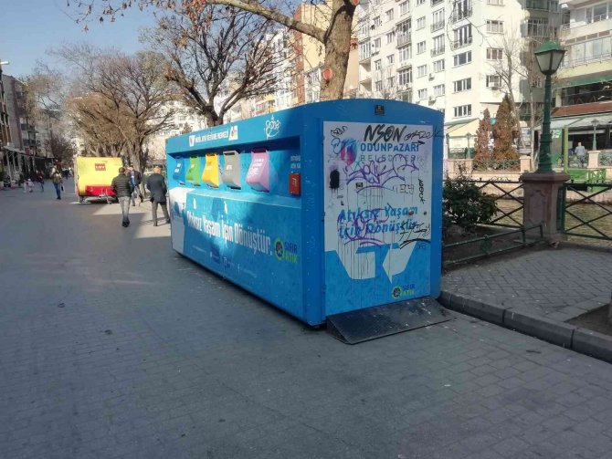 Çöp Kutuları Vandalların Hedefi Olmaktan Kurtulamıyor