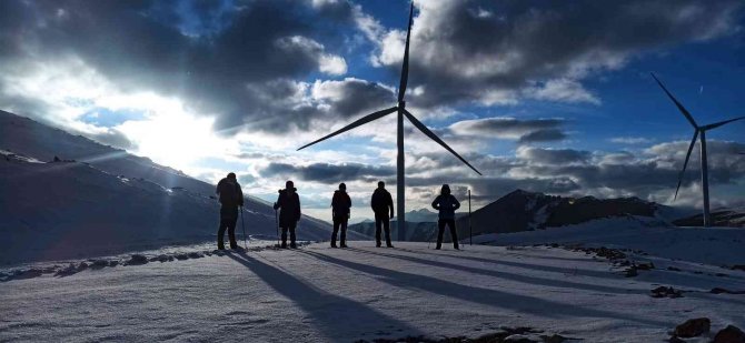 Vanlı Dağcılar 3 Bin 100 Rakımlı Dernekos Dağı’na Tırmandı