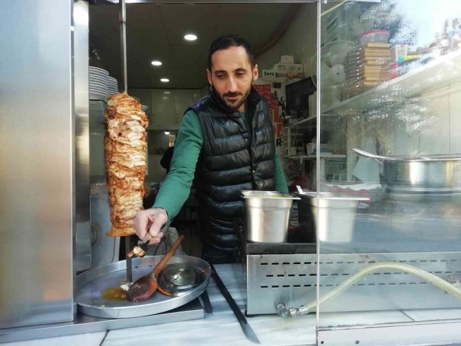 Yemek Bekleyen Sokak Köpeğini Geri Çevirmediler