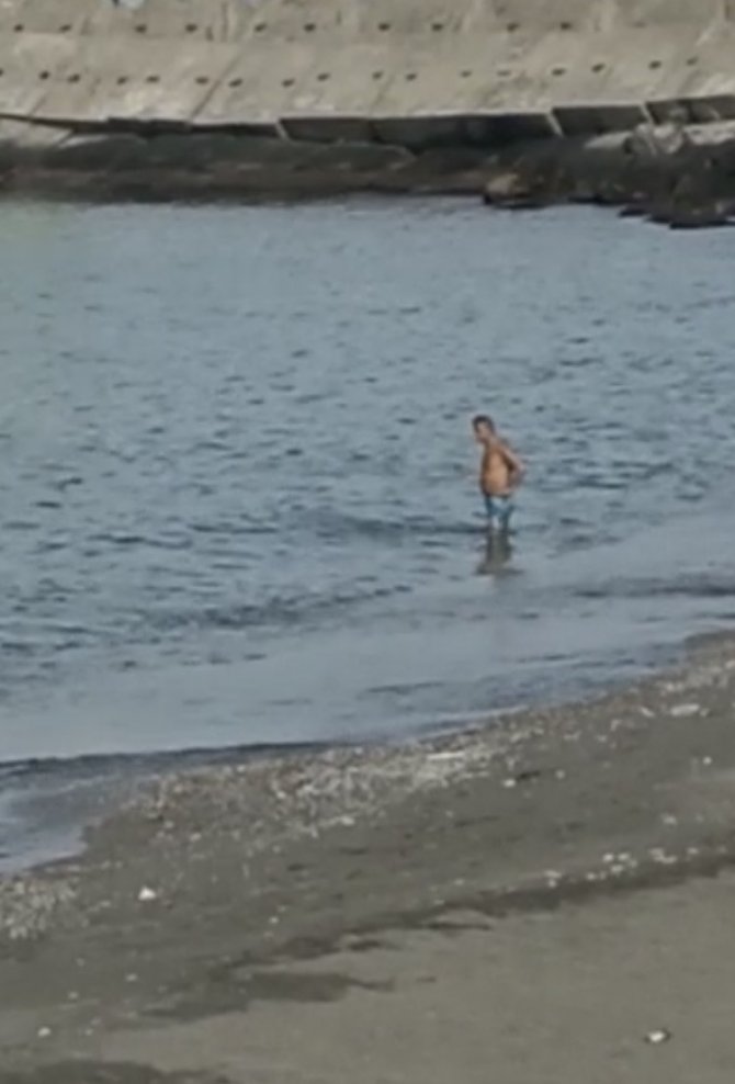 Hava Sıcaklığı 20 Dereceye Yükseldi, Vatandaşlar Denize Girdi