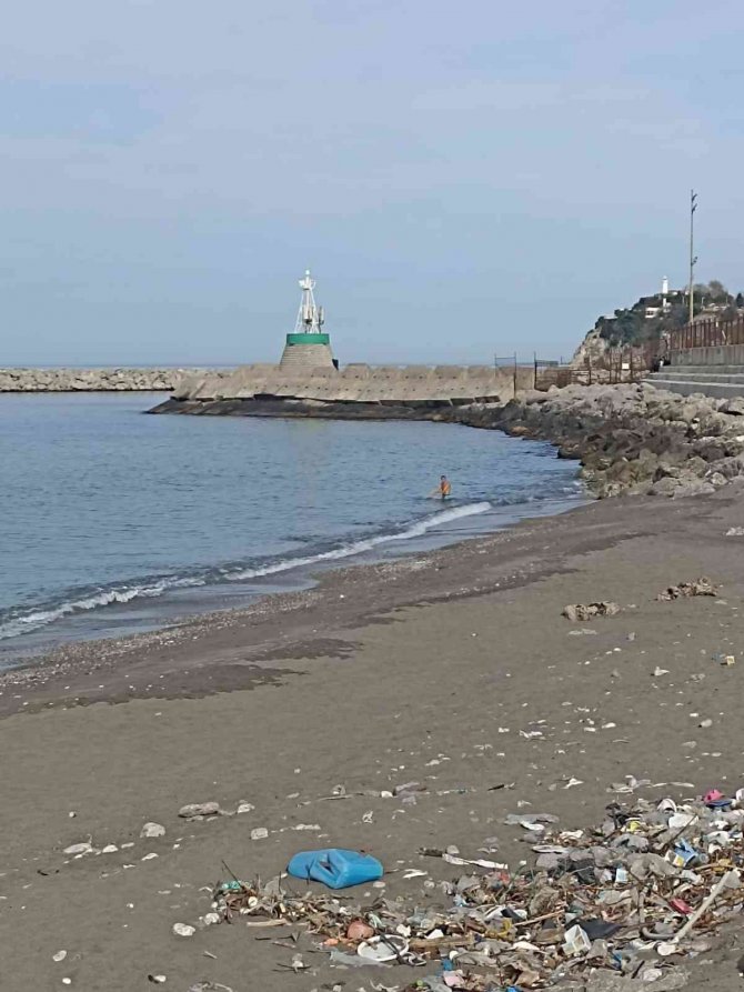 Hava Sıcaklığı 20 Dereceye Yükseldi, Vatandaşlar Denize Girdi