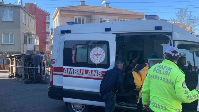 16 Yaşındaki Çocuk İzinsiz Aldığı Arabayla Kaza Yaptı: 3 Yaralı