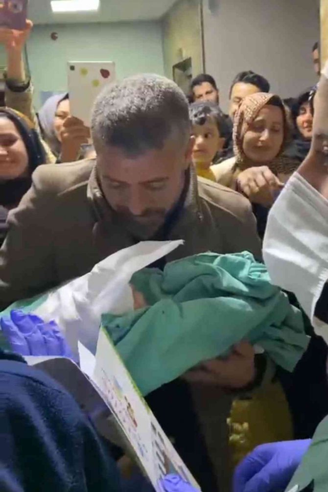 Şanlıurfa’da 18 Yıllık Çocuk Hasreti Dua, Gözyaşı Ve Zılgıtlarla Son Buldu