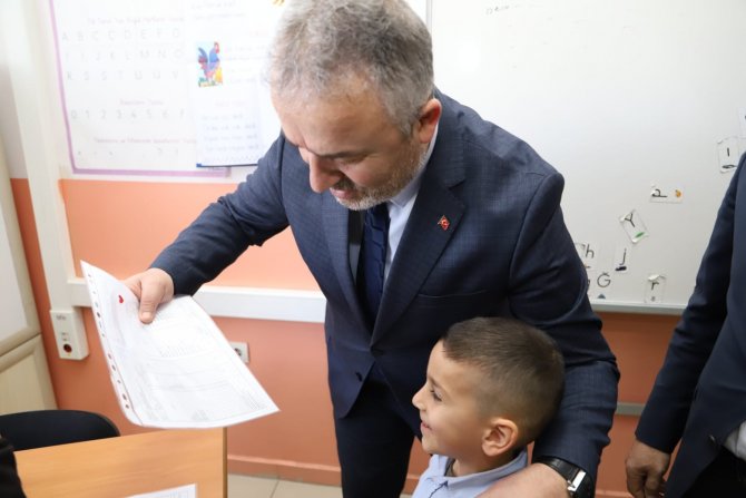 Başkan Topaloğlu Öğrencilerin Karne Sevincine Ortak Oldu