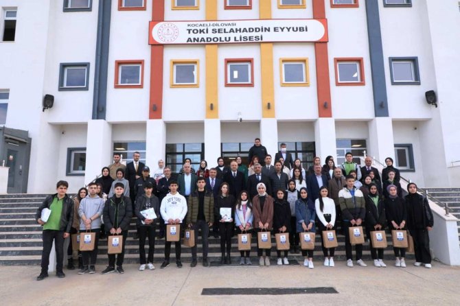 Dilovası’nda Eğitim Gören Lise Son Sınıf Öğrencilerine Büyük Jest