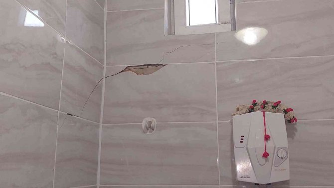 Zemin Kaydı, Duvarlar Çatladı