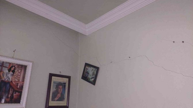 Zemin Kaydı, Duvarlar Çatladı