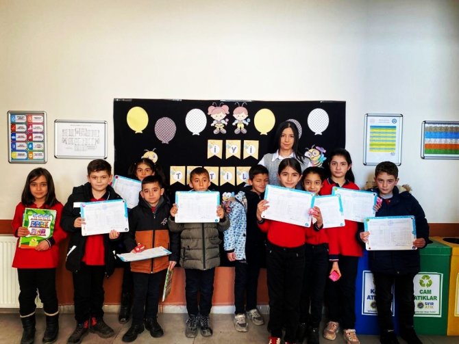 Ağrı’da Öğrenciler Karne Heyecanı Yaşadı