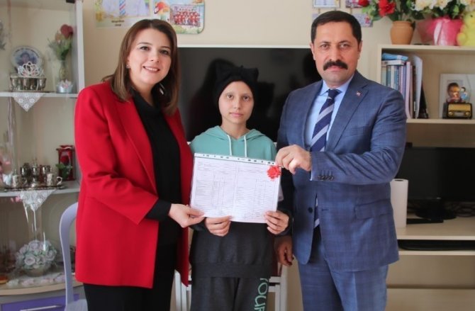 Evde Eğitim Alan Hicran’ın Karnesi Vali Masatlı’dan