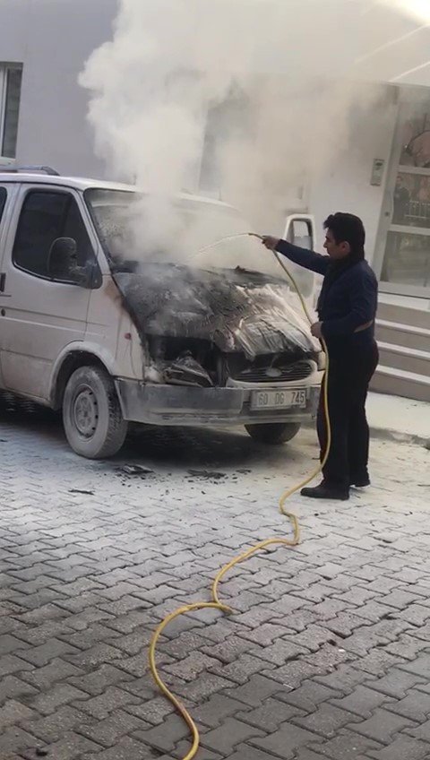 Yanan Minibüsü Yangın Tüpü Ve Hortumla Su Tutup Söndürdü