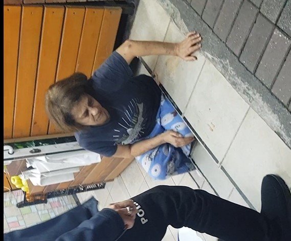 Oğlu Tarafından Bıçaklanan Kadın Yaralı Halde Markete Sığındı