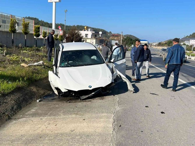 Bordür Taşına Çarpıp Kanala Giren Otomobilin Sürücüsü Yaralandı