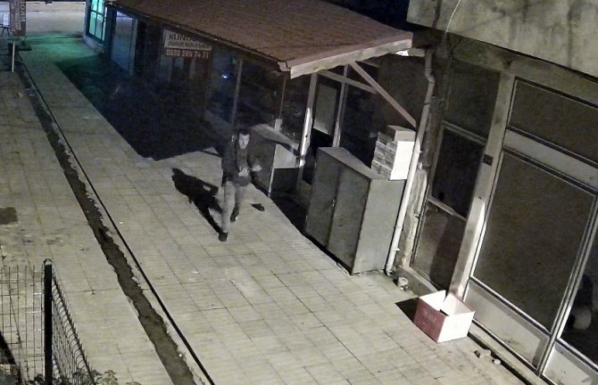 İ̇ş Yerinin Camını Taşla Kırdı, İçerdeki Bağış Kutusunu Çaldı