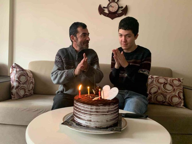 “Askıda Pasta” Projesi Başlatan Yardımseverler Yüzlerce Çocuğun İçlerini Isıtıyor