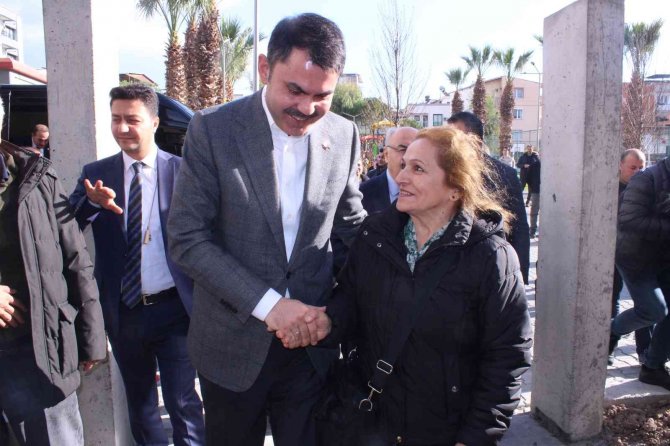 Bakan Kurum’dan Depremzede Çocuklara Karne Hediyesi