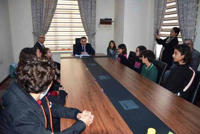 Başarılı Öğrencilere Ödülleri Verildi