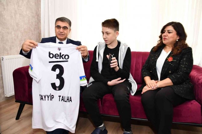 Beşiktaşlı Tayyip Talha’dan Sürpriz Karne Hediyesi
