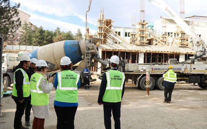 Genel Sekreter Bayrakçı, Eğitim Ve Sağlık Yatırımlarını Yerinde İnceledi