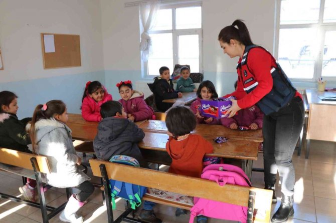 Jandarmadan Öğrencilere Karne Hediyesi