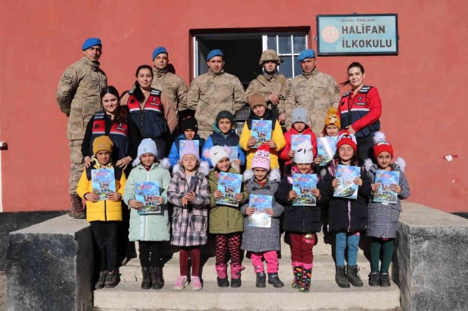 Jandarmadan Öğrencilere Karne Hediyesi