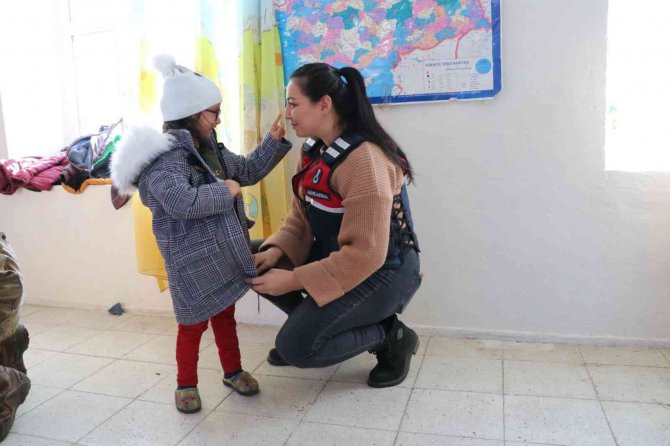 Jandarmadan Öğrencilere Karne Hediyesi