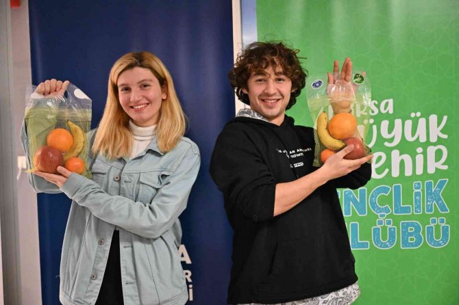 Bursa’da Üniversite Öğrencilerine C Vitamini Desteği