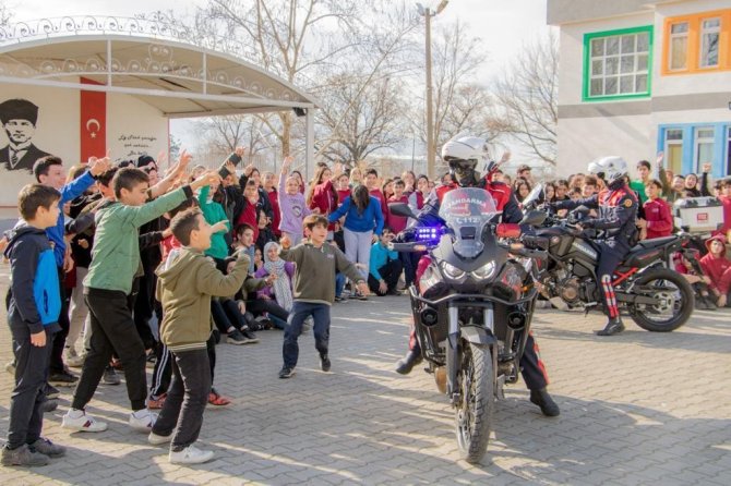 Jandarmadan 400 Öğrenciye Karne Sürprizi