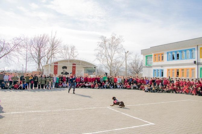 Jandarmadan 400 Öğrenciye Karne Sürprizi