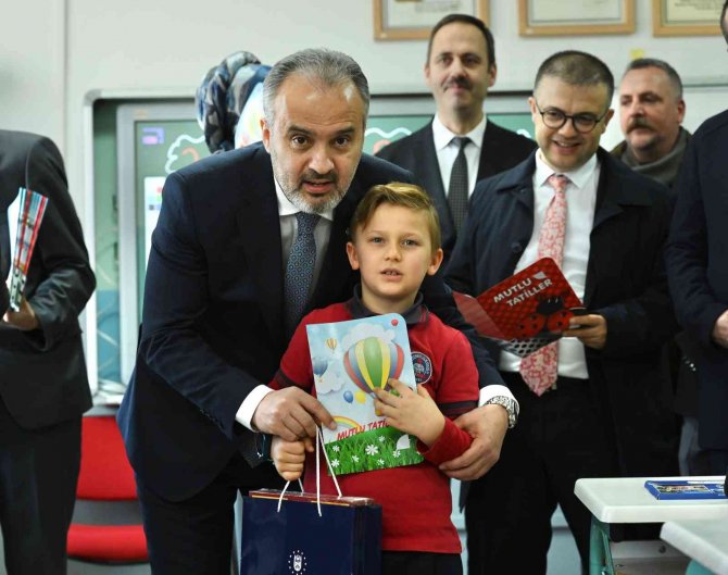 Bursa’da 660 Bin Öğrencinin Karne Sevinci