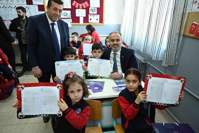 Bursa’da 660 Bin Öğrencinin Karne Sevinci