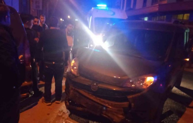 Hafif Ticari Araçlar Çarpıştı; 2 Yaralı