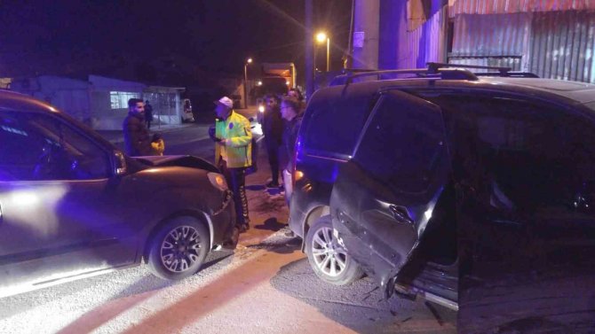 Hafif Ticari Araçlar Çarpıştı; 2 Yaralı