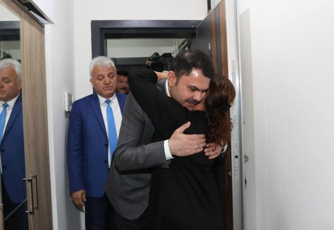 Bakan Kurum’dan Depremzede ’Hatice Abla’ya Yeni Konutunda Ziyaret