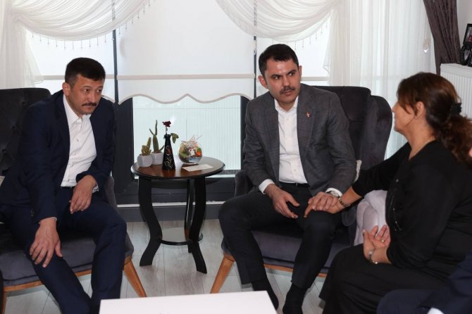 Bakan Kurum’dan Depremzede ’Hatice Abla’ya Yeni Konutunda Ziyaret