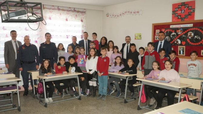 Başkan Vural Öğrencilere Karne Dağıttı