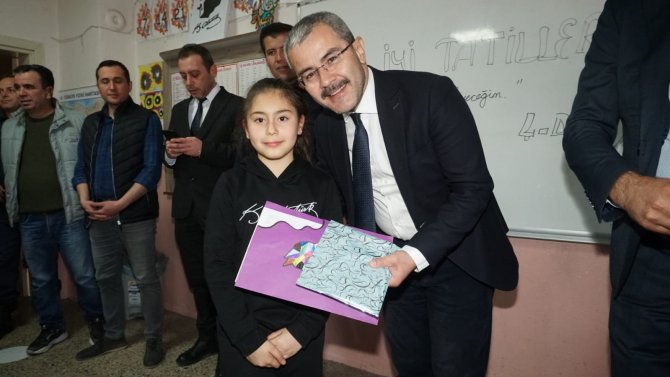 Başkan Vural Öğrencilere Karne Dağıttı