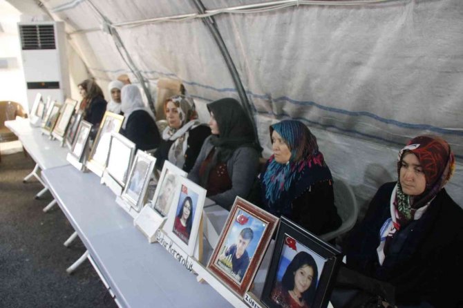 Ailelerin Hdp Önündeki Kararlı Duruşu Bin 236 Gündür Devam Ediyor
