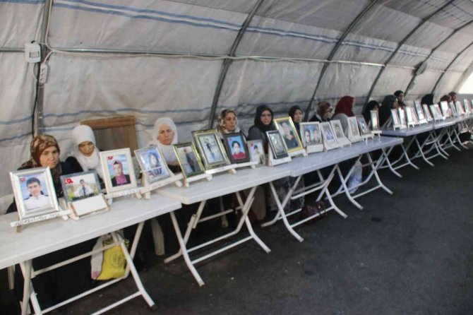 Ailelerin Hdp Önündeki Kararlı Duruşu Bin 236 Gündür Devam Ediyor