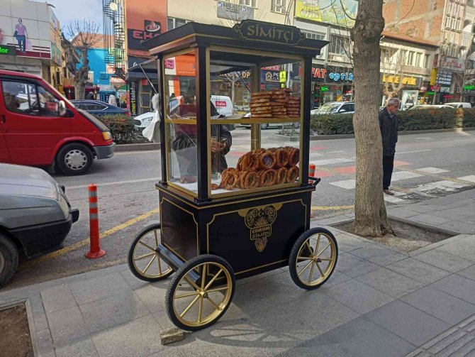 Çorum’da Nostaljik Görünümlü Simit Arabaları Hizmete Girdi